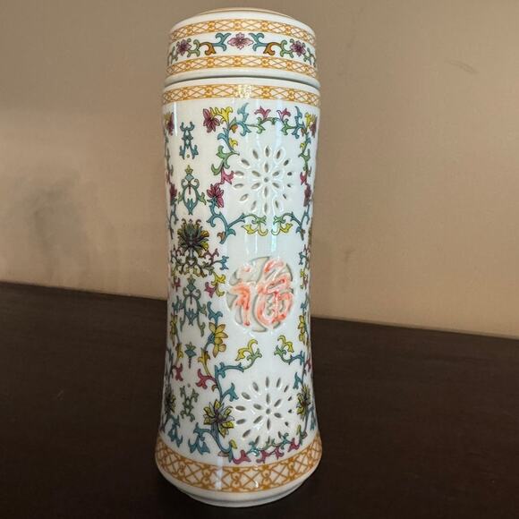 Elegant Porcelain Chinoise Vase - Picture 1 of 6